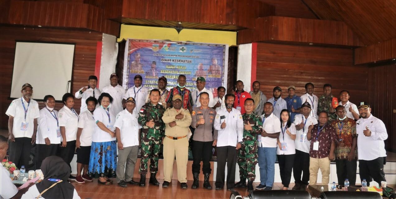 Petugas kesehatan sedang melayani masyarakat di Puskesmas Pegunungan Bintang